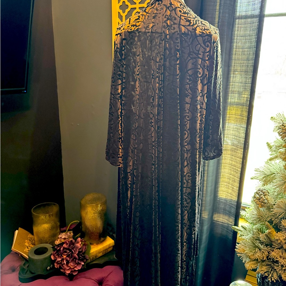 Beautiful kimono in a deep grey color with accents